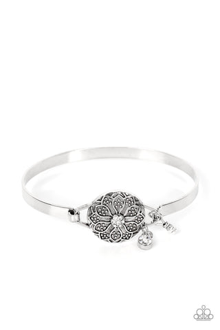 Fleur de Prairie - White - Paparazzi Accessories